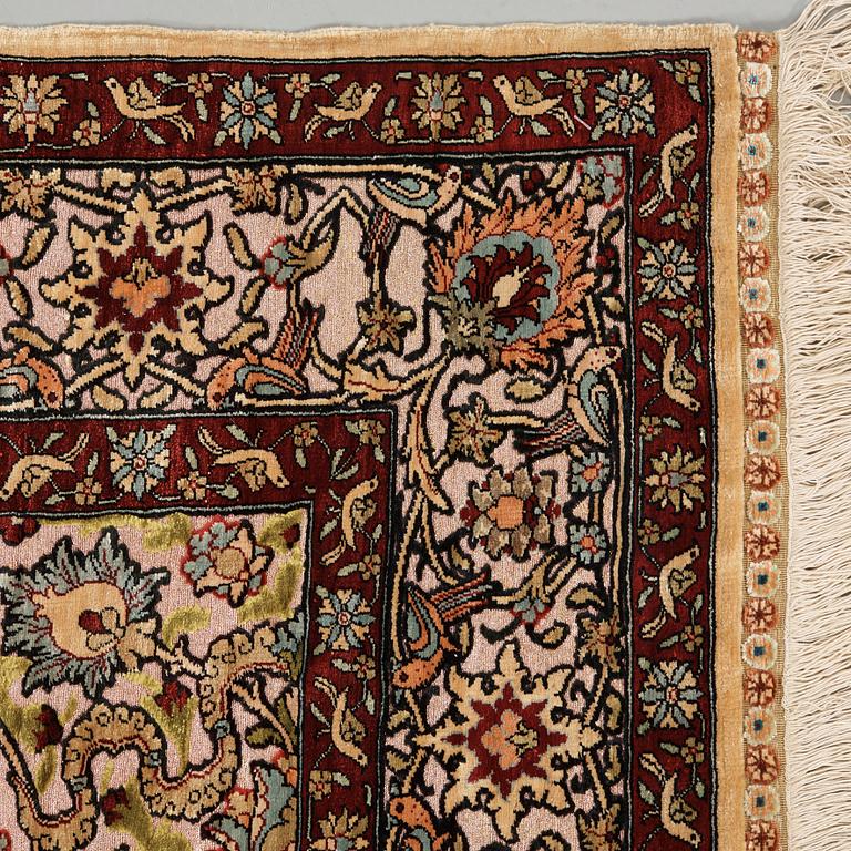 A RUG. An old silk Hereke Souf. 156,5 x 104 cm.