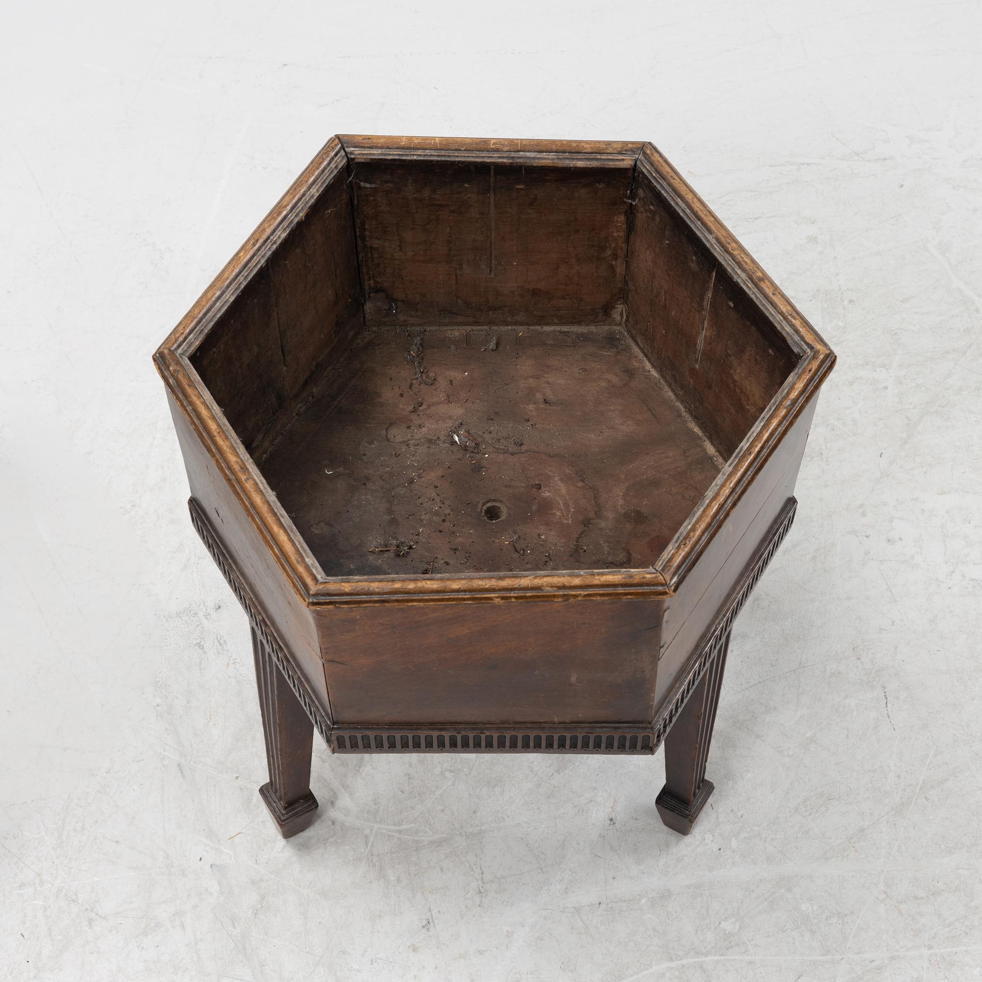 A mahogany wine cooler, England, first half of the 19th Century.