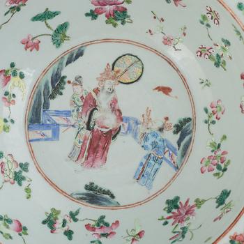 A porcelain bowl/wash basin, China, late Qing dynasty.