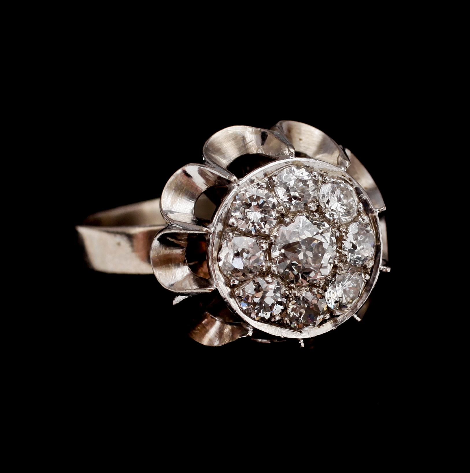 RING, 18k vitguld med gammal- o briljantslipade diamanter en ca0,20ct samt 8 tot ca0,40ct. OPH, Norrtälje,1987.Vikt5,5g.