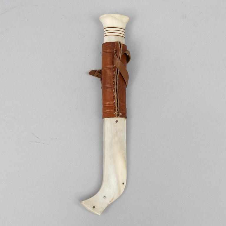 Esse Poggats, a reindeer horn knife, signed.