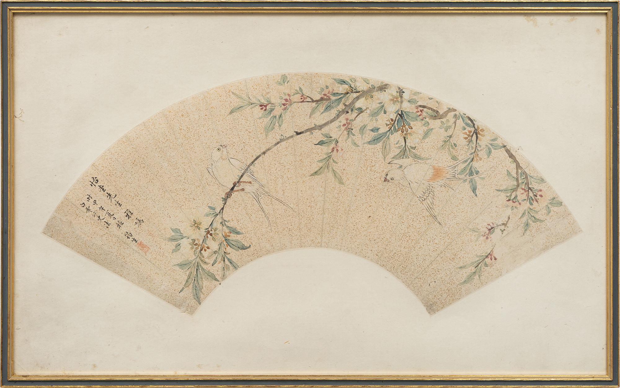 Oidentifierad konstnär, s.k. "Solfjädersmålning", Svalor med blommande prunus, Kina, sen Qingdynasti / tidigt 1900-tal.