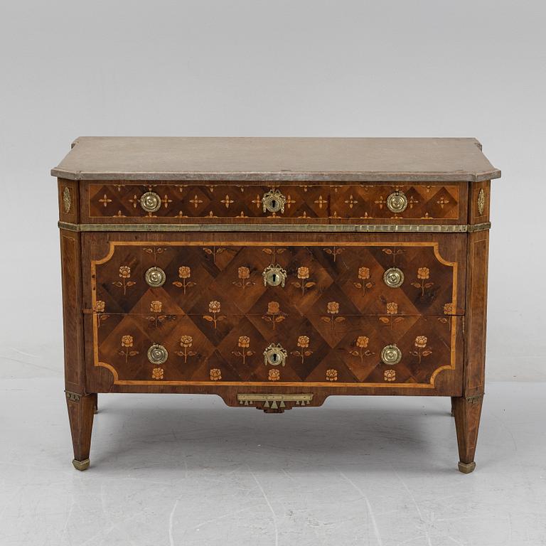 A Gustavian chest of drawers attributed to Jonas Hultsten (Master 1773-1794).