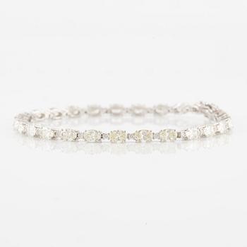 Bracelet 18K white gold with oval and brilliant-cut diamonds.