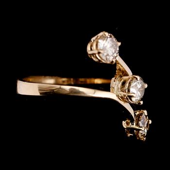 RING, 14 k guld, med 3 briljantslipade diamanter totalt 1.15 ct. Total vikt 4 g.