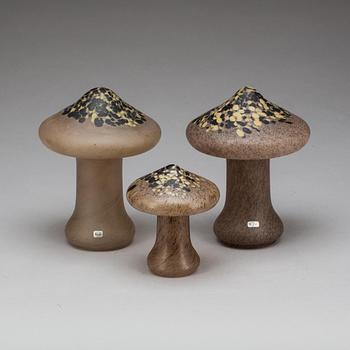 SKULPTURER, 3 st, glas, Monica Backström, Boda. 1900-tal.