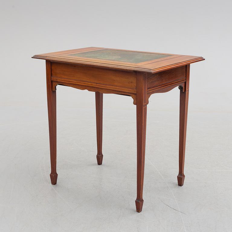 A Stone's Patent mahogany table. Around 1900.