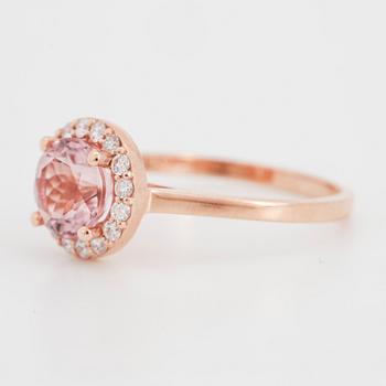RING, med morganit och briljantslipade diamanter.