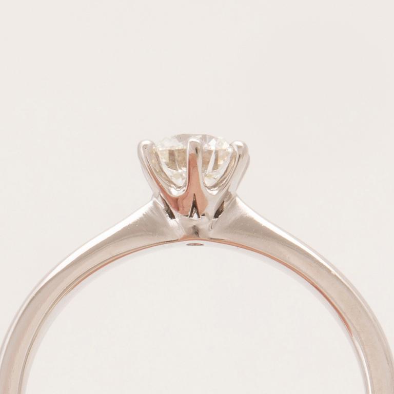 A 950 platinum solitaire ring set with a round brilliant cut diamond with GIA dossier, Vanbruun.