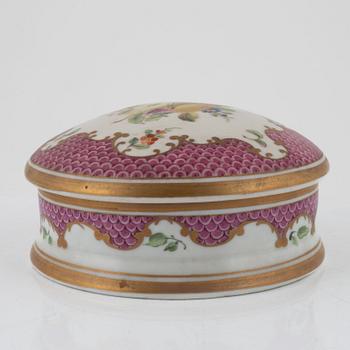 A porcelain box, 19th Century.