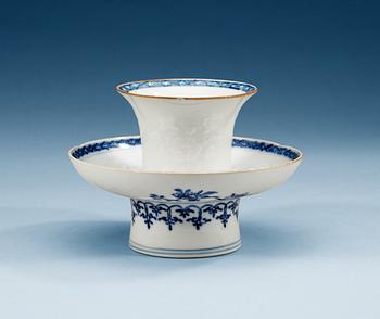 A blue and white cup with stand, Qing dynastin, Qianlong (1736-95).