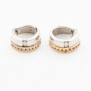 Örhängen, ett par 18K guld och vitguld med briljantslipade diamanter.