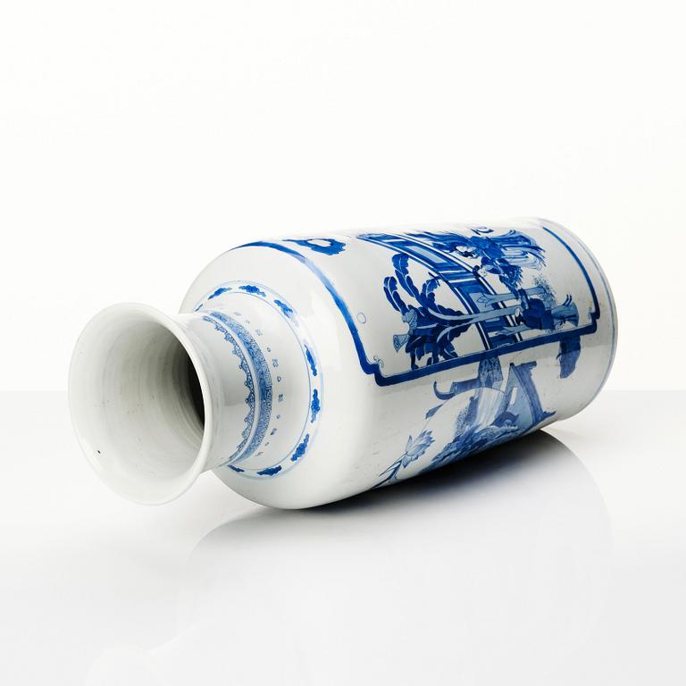 A Chinese blue and white vase, Qing dynasty, Kangxi (1662-1722).