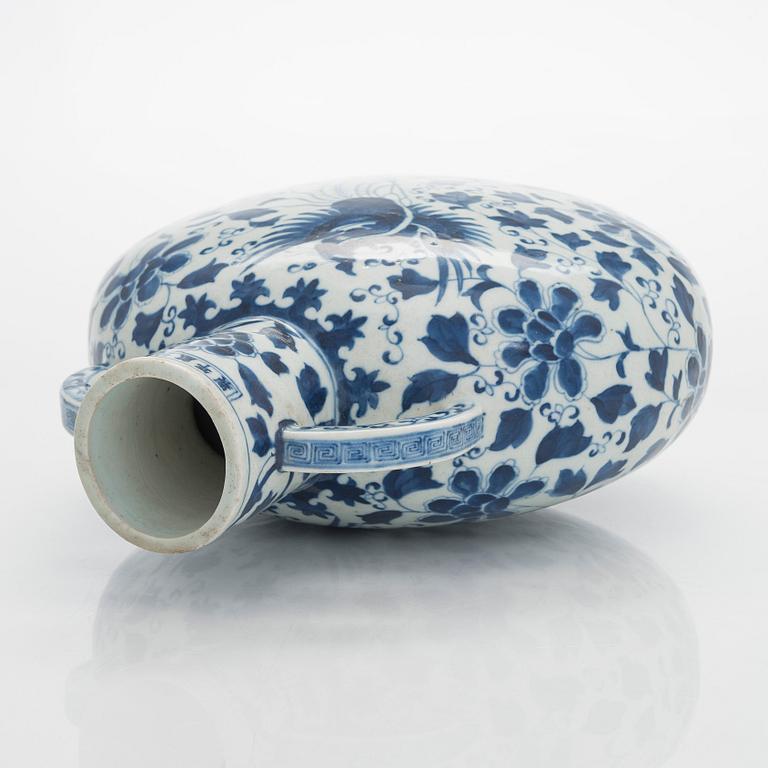 A blue and white flattened pilgrim vase, China, 20th century.
