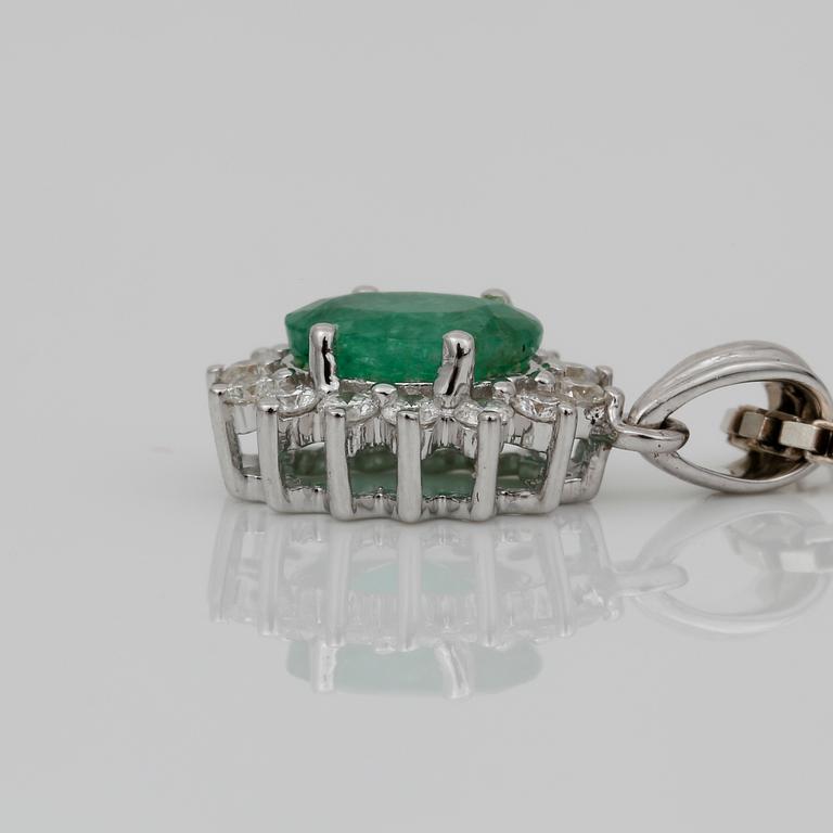 HÄNGE, 18K vitguld med ovalslipad smaragd ca 0,66 ct och små diamanter ca 0,14 ct. Vikt ca 1,33 g.