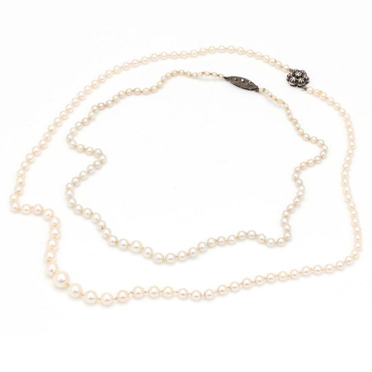 HALSBAND, 2 st, med odlade pärlor och lås i silver.