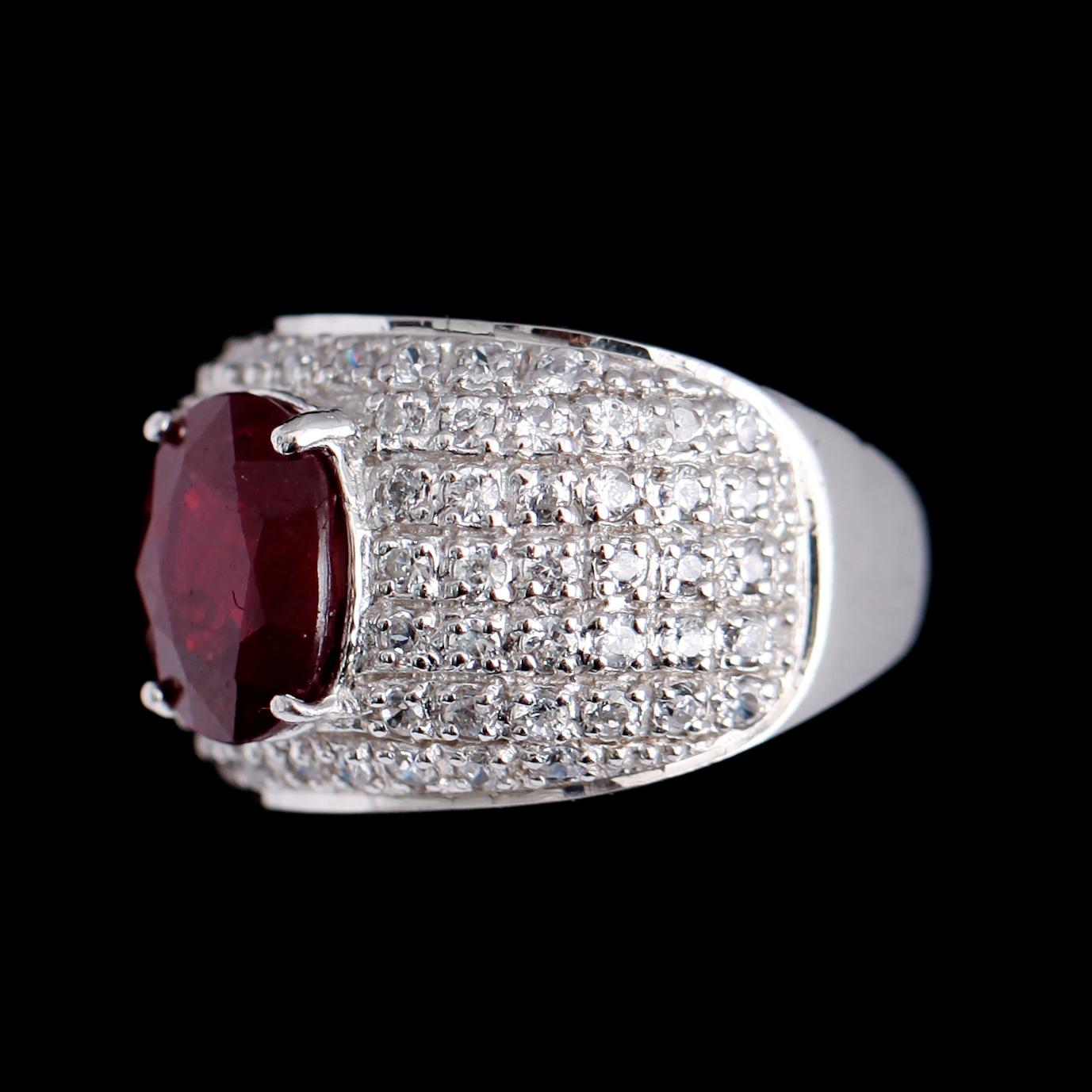 RING, silver, vita safirer och rubin 2.50 ct. Total vikt ca 5 g.