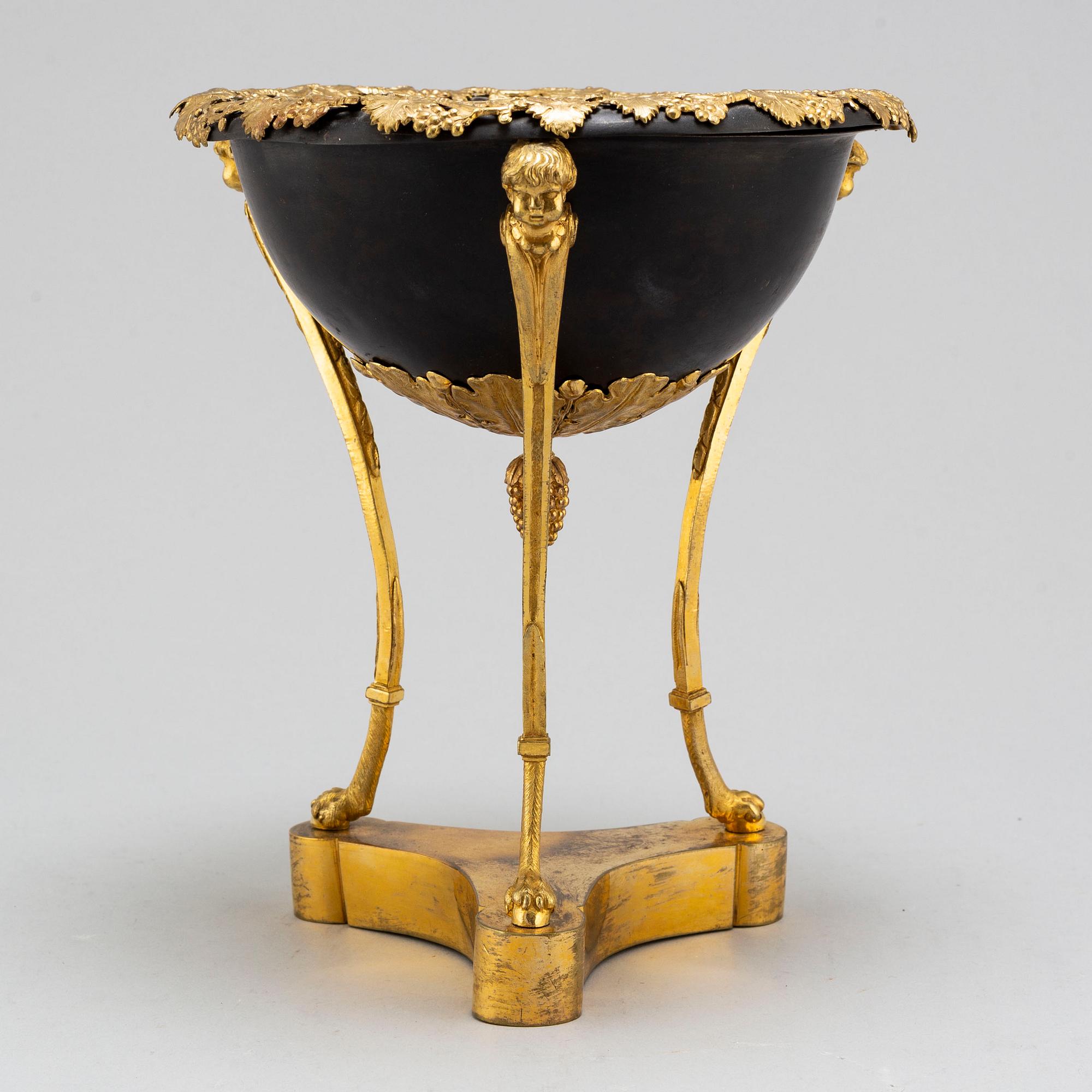 UPPSATSSKÅL, förgylld och patinerad brons. Frankrike, 1800-talets första hälft, empire.