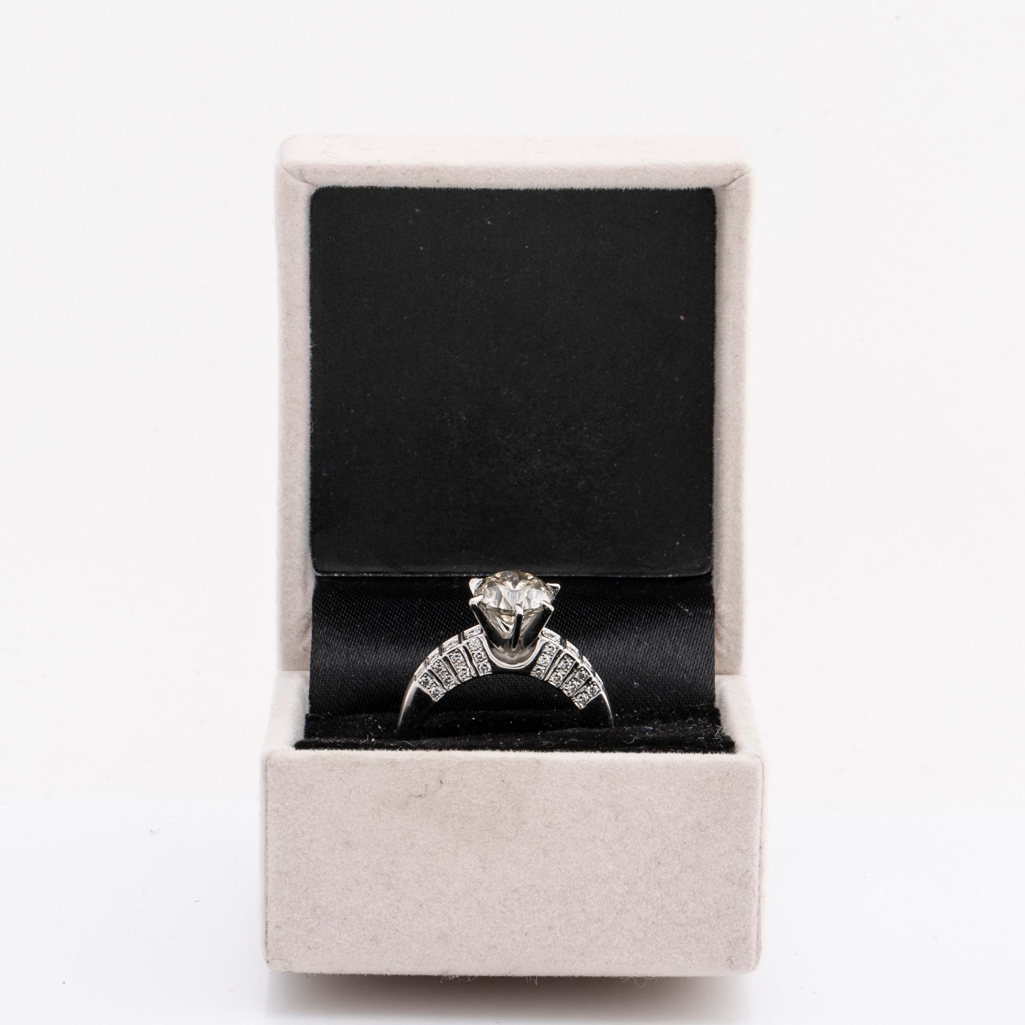 RING 14K vitguld m 1 briljant ca 1,8 ct, ca L-M VS, sidostenar ca 0,25 ct totalt.