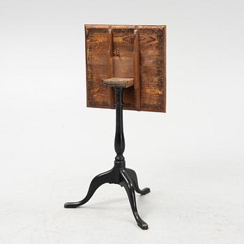 An alder root veneered tilt top table by Jacob Sjölin (1767-1785).