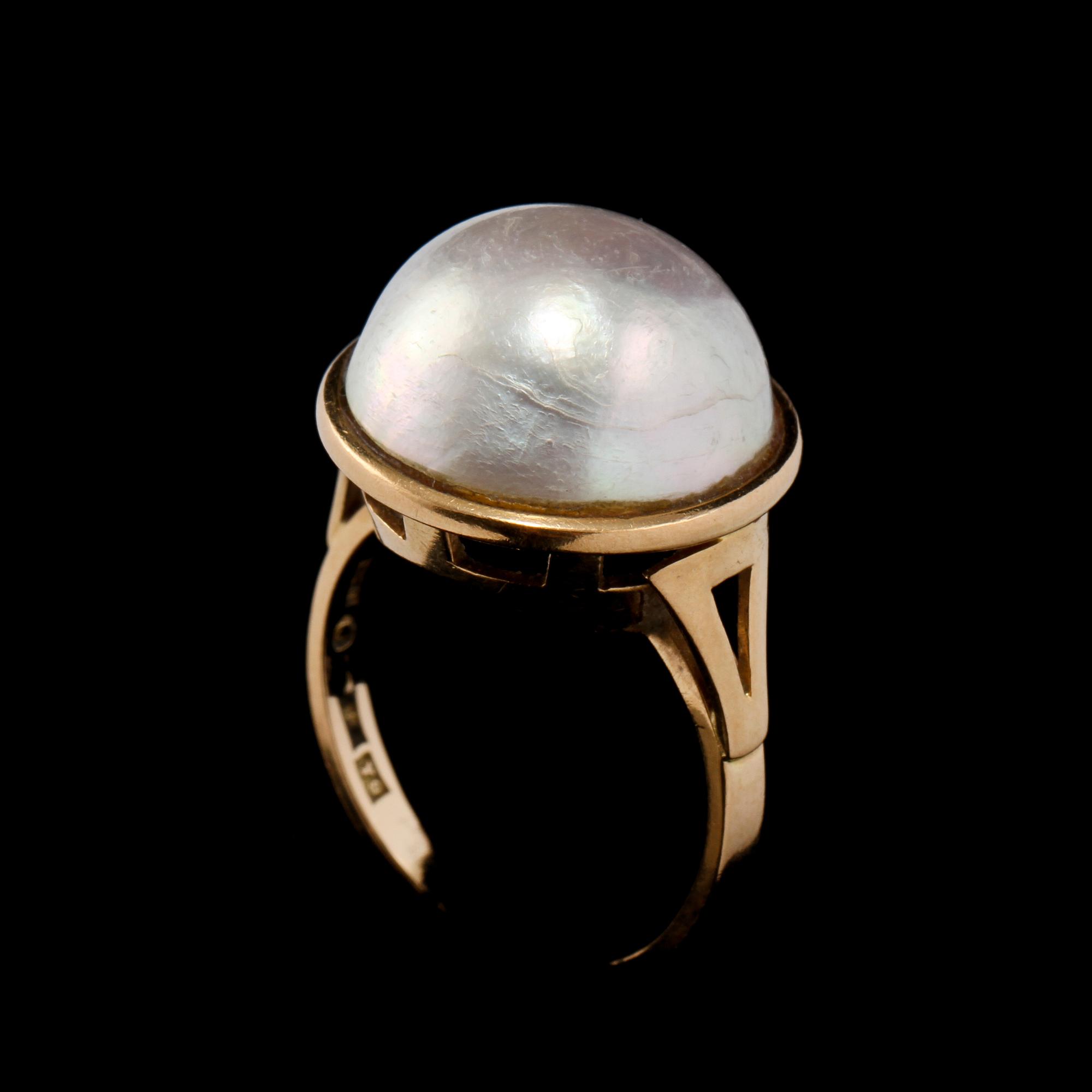COLLIER, ÖRHÄNGEN SAMT RING, 18k guld samt odlade pärlor, delvis Jack Snarberg, Stockholm. Vikt 24 g.