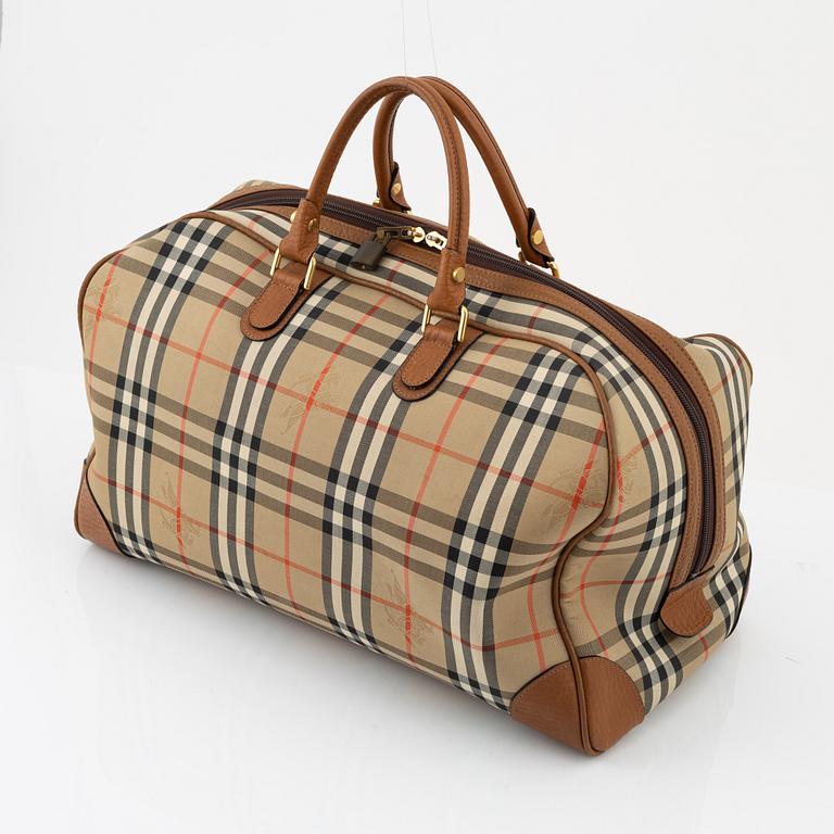 Burberry, a Nova-check weekendbag.