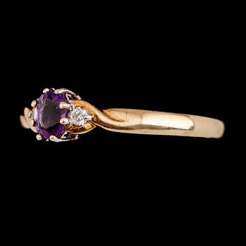 RING, 9 k guld med ametister och 2 små diamanter. Vikt ca 2 gram.