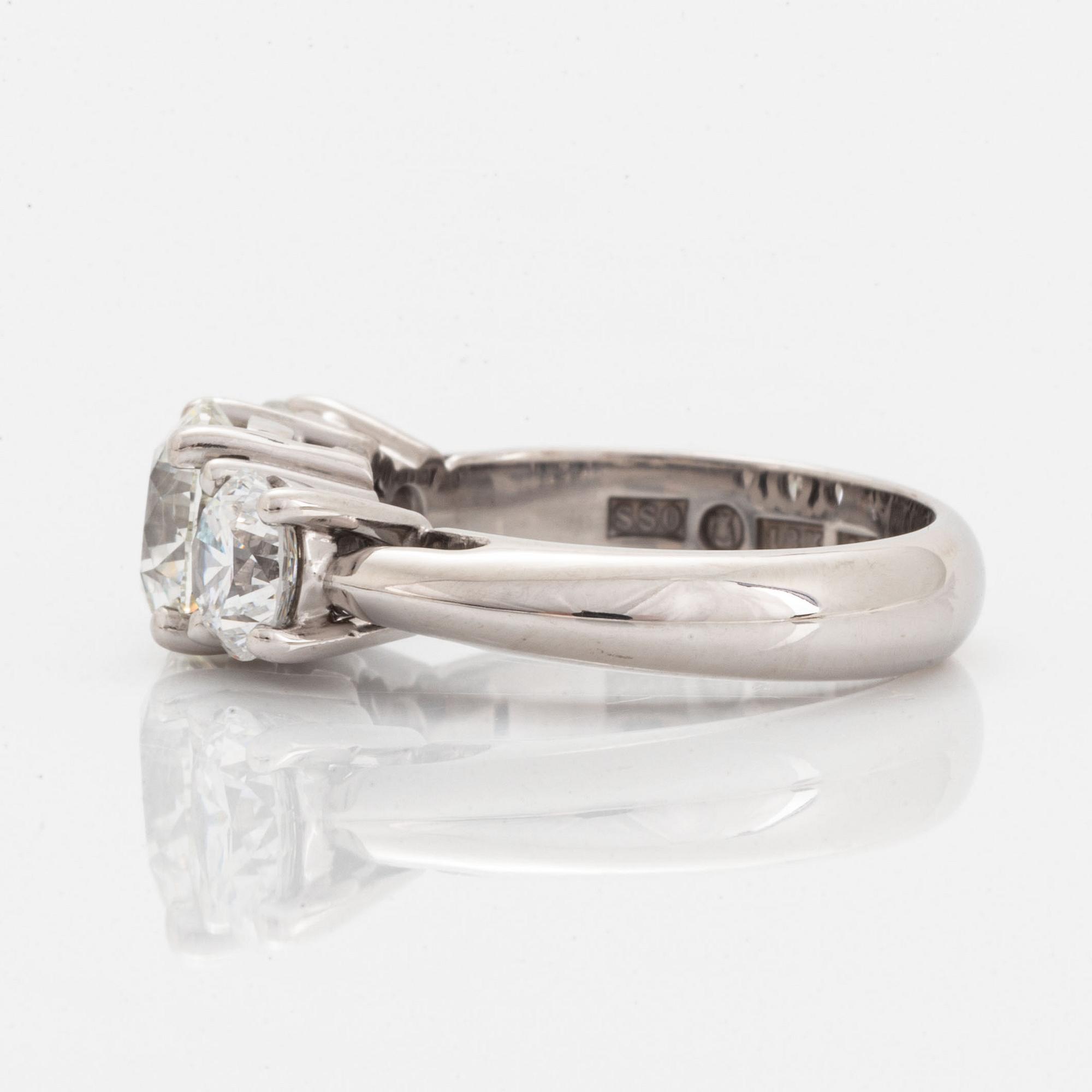 An 18K white gold ring set with round brilliant-cut diamonds.