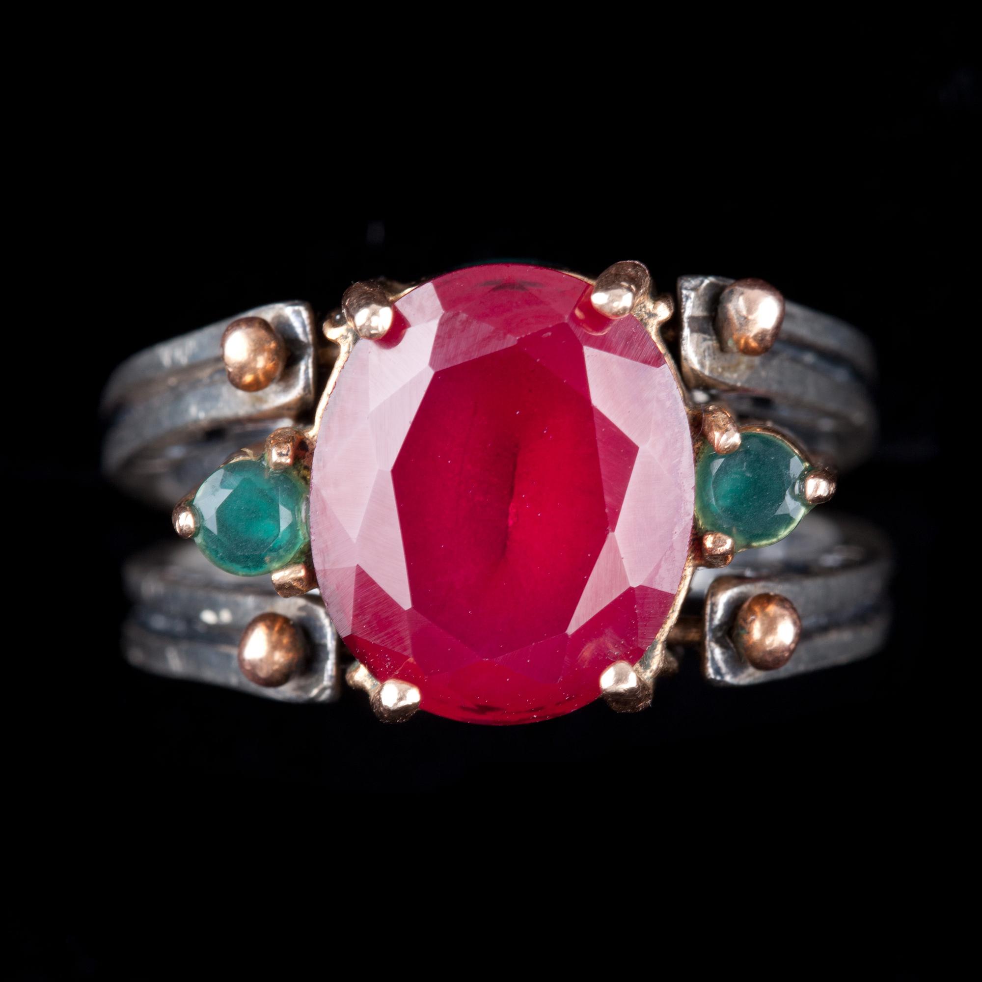 RING, silver med gröna och röda fasettslipade stenar. Vikt ca 10 g.