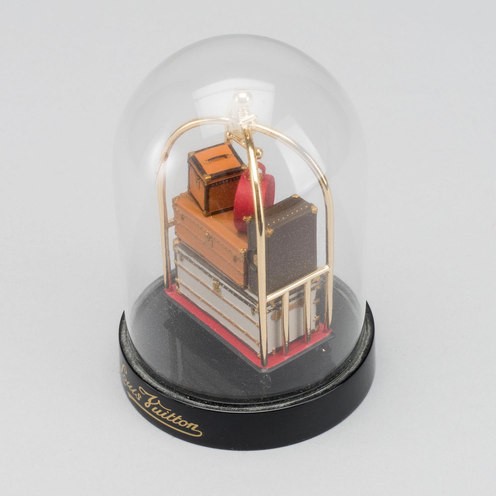 LOUIS VUITTON, paperweight.