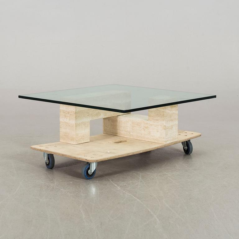 A GLASS TOP COFFEE TABLE.