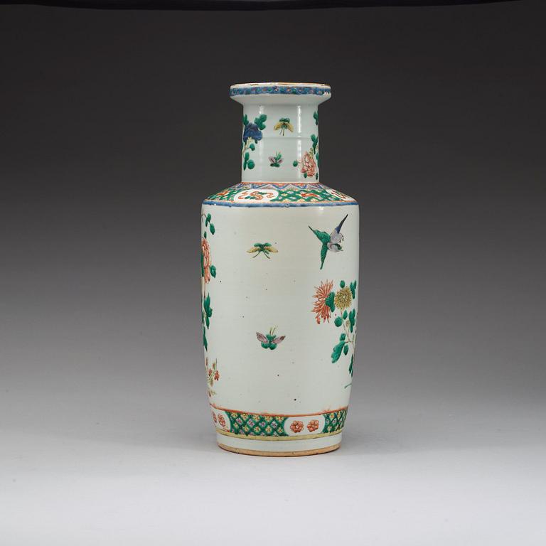 A vase decorated in the famille verte-palette with birds and flowers, late Qing Dynasty (1644-1912).