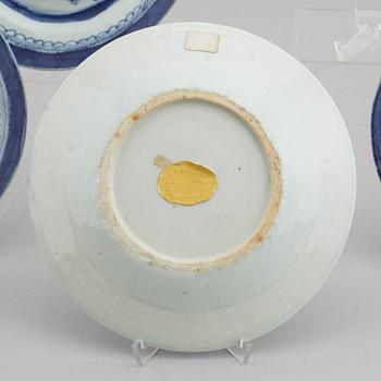 A blue and white hot water dish and five dinner plates, Qing dynasty, 18/19th Century.