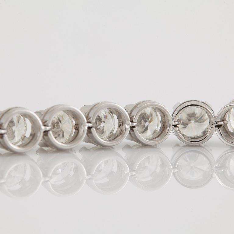 An 18K white gold bracelet set with round brilliant-cut diamonds with a total weight of ca 12.00 cts.