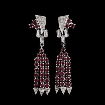 1071. A pair of ruby app. tot. 3 cts and diamond app tot. 0.25 cts. earrings.