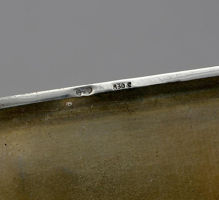 CIGARETTETUI och CIGARETTTÄNDARE, silver, 1900-talets första hälft.