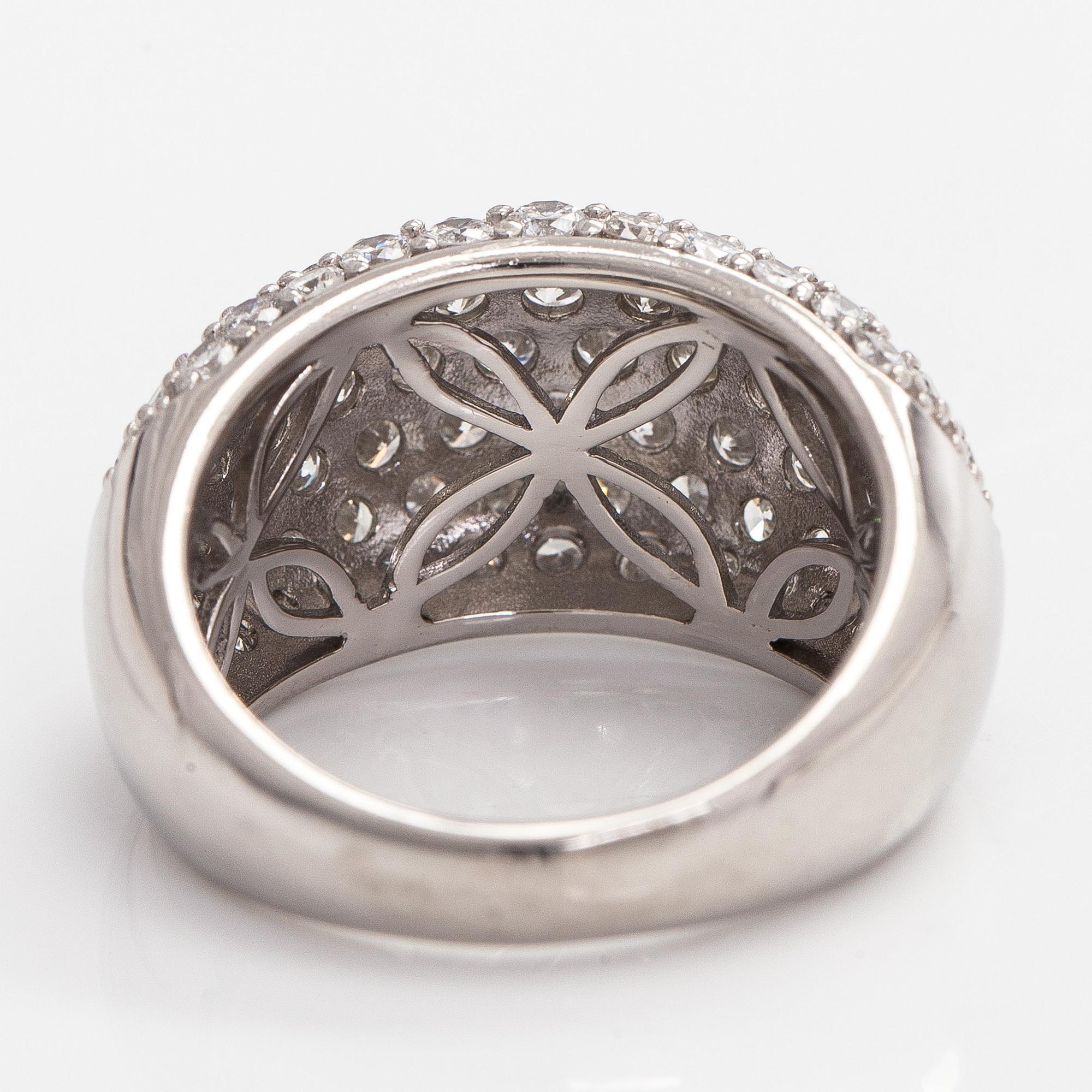 Ring, bombé, platina och briljantslipade diamanter.