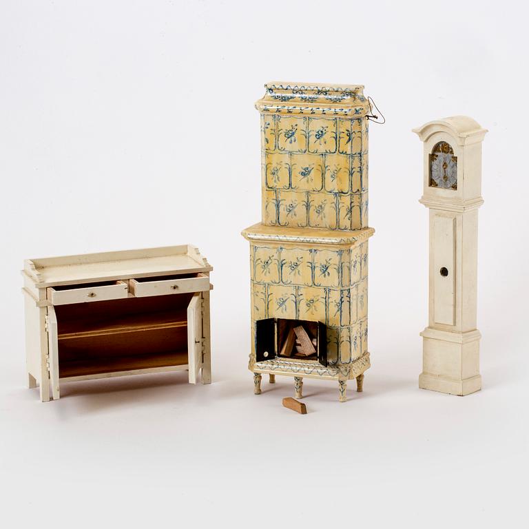 A set of nine Dolby doll furniture mid 1900s.