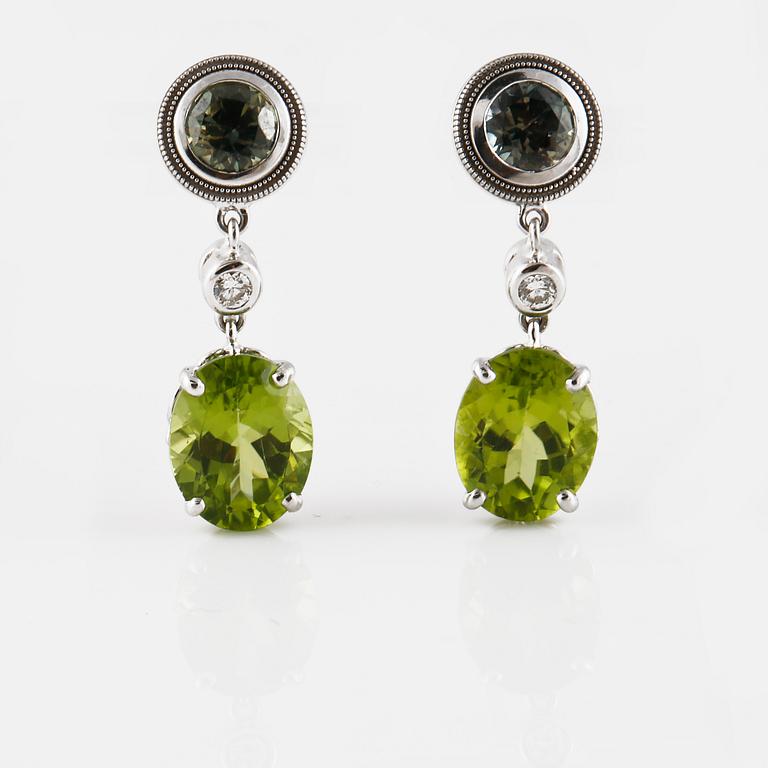 ÖRHÄNGEN, 14K vitguld med briljantslipade diamanter ca 0.10 ct, safirer ca 1.55 ct samt peridoter ca 5.70 ct. Vikt 4,9 g.
