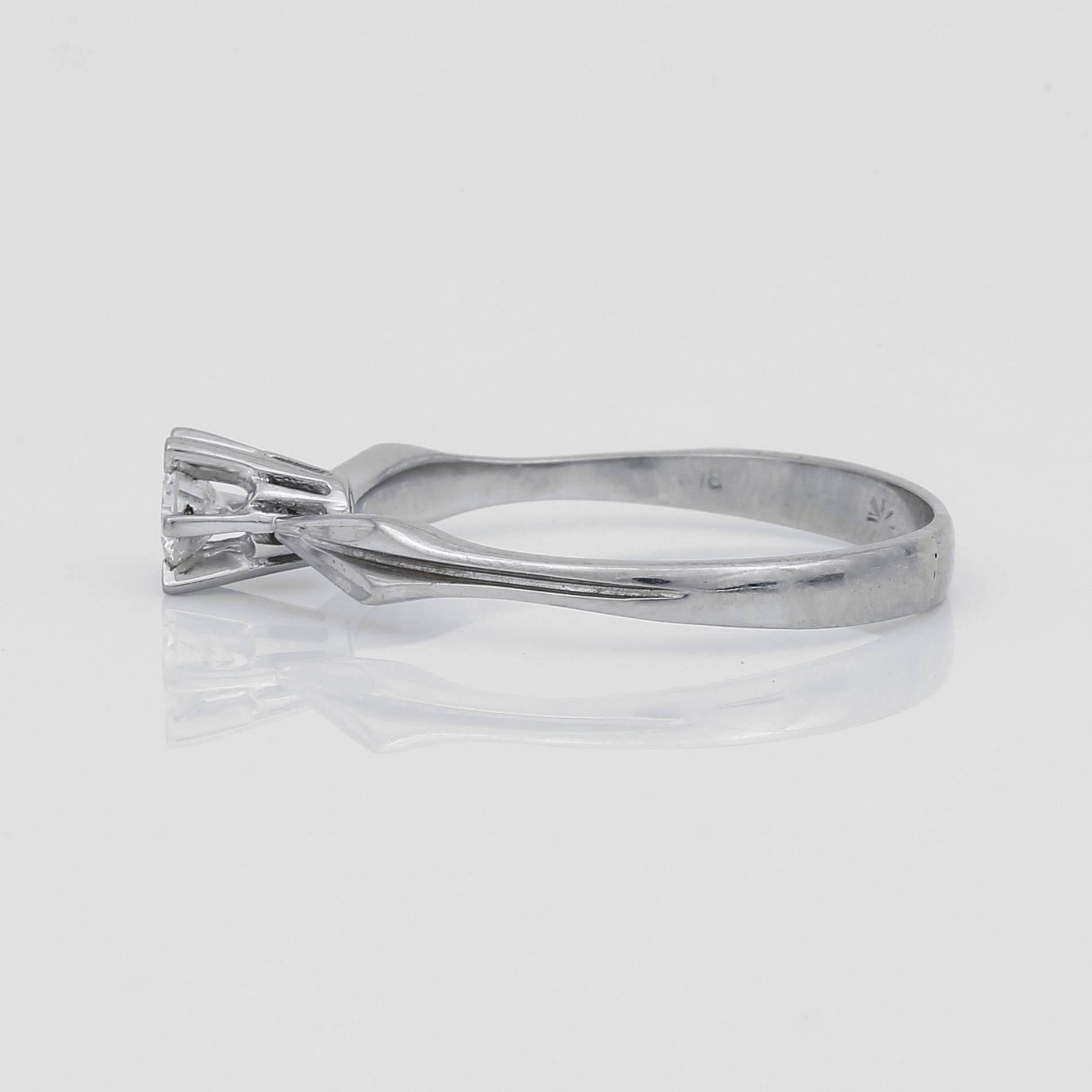 RING, enstenring, 18K vitguld med briljantslipad diamant ca 0,21 ct. Vikt 2,26 g.