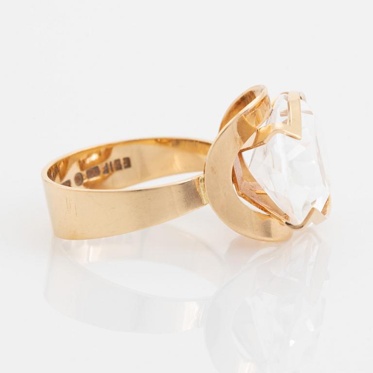 18K gold and oval rock crystal ring.