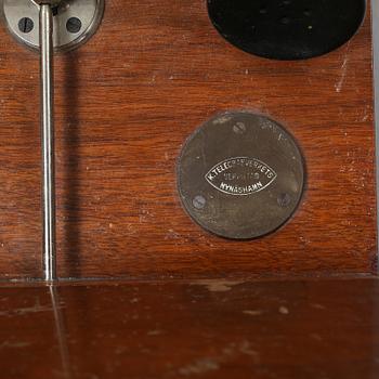 VÄGGTELEFON, Telegrafverkets verkstad, Nynäshamn, omkring sekelskiftet 1800/1900.