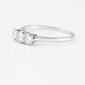 RING, 18K vitguld med 3 briljantslipade diamanter 0.51 ct, kattfotstämplad. Vikt 2,8 gram.