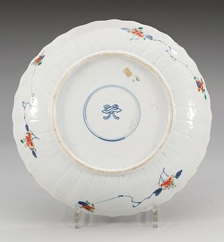 An imari verte dish, Qing dynasty, Kangxi (1662-1722).