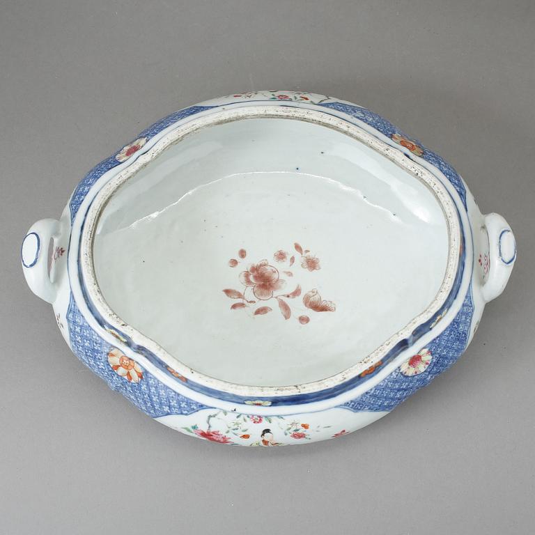 A blue and white and famille rose tureen with cover and stand, Qing dynasty, Qianlong (1736-95).