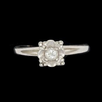 RING, 14k vitguld med briljantslipad diamant ca 0,10 ct. Vikt 2,4 g.