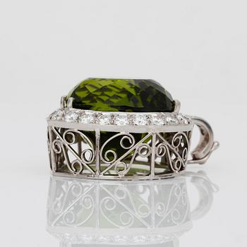 HÄNGE med peridot ca 45.00 ct samt briljantslipade diamanter totalt ca 1.50 ct.