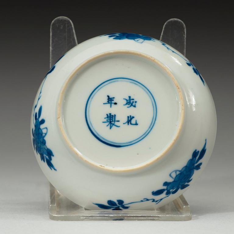 A small blue and white tray decorated with figures in a garden, Qing Dynasty, Kangxi (1662-1722).