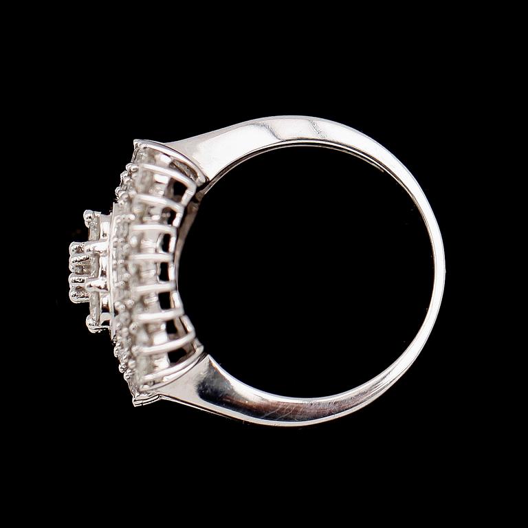 RING, 10 k vitguld, med briljantslipade diamanter tot 1.50 ct.