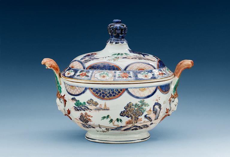 TERRIN med LOCK, kompaniporslin. Qing dynastin, 1700-talets första hälft.